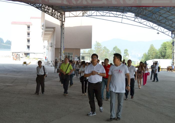 Z6官网瓷砖品牌董事长和营销总经理带队参观出产基地