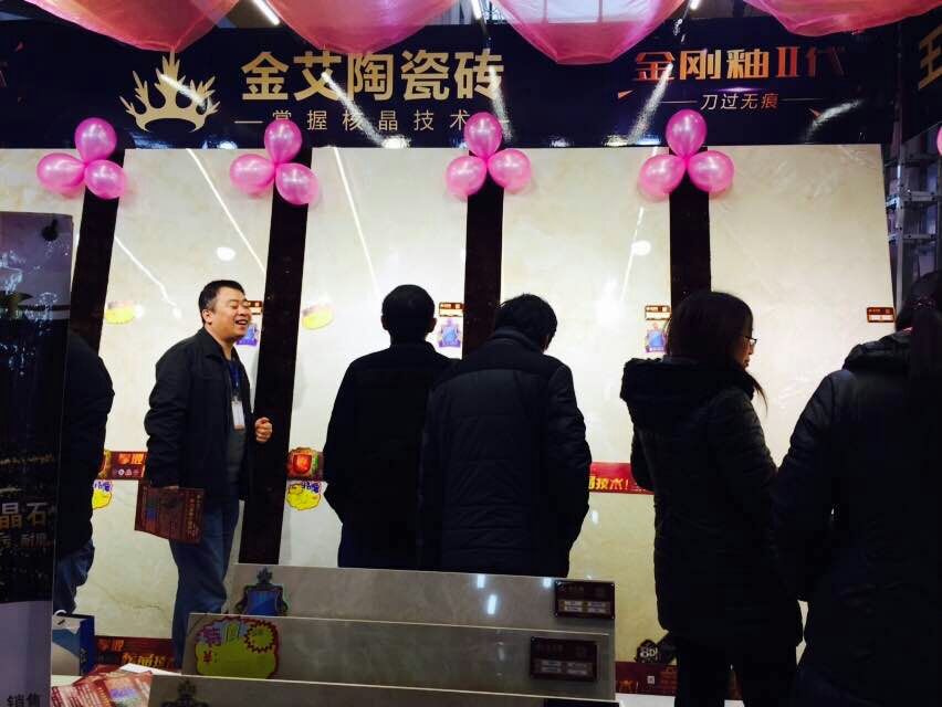 Z6官网瓷砖工作人员与顾客交谈