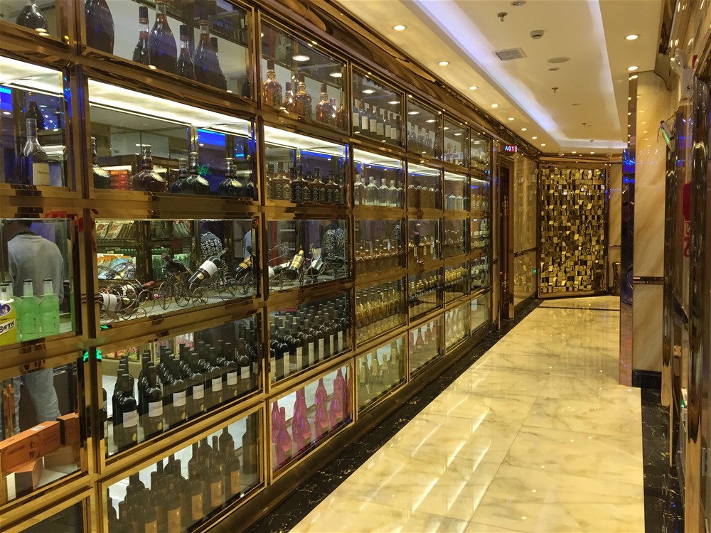 昆明喜临门量贩式KTV工程全数选取Z6官网瓷砖微晶石产品铺贴