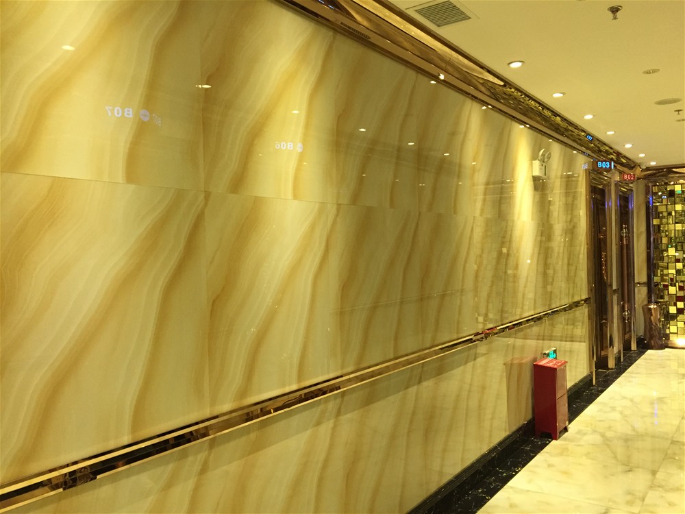 墙面选取Z6官网微晶石印度—流沙金KWD58045铺贴