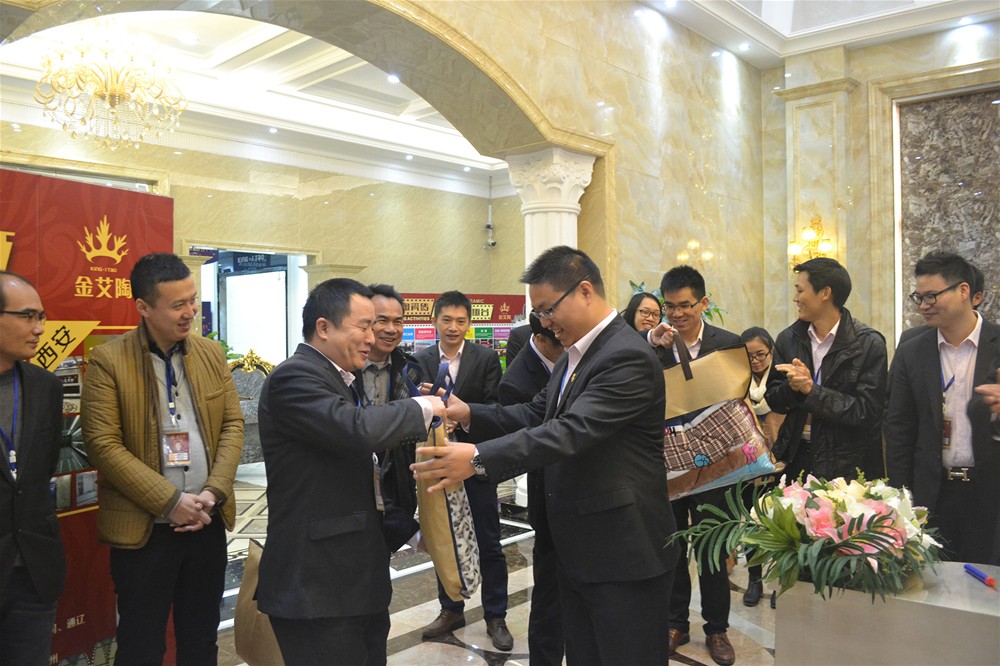 Z6官网瓷砖营销总监刘鸿瑞为寿星奉上生日礼物