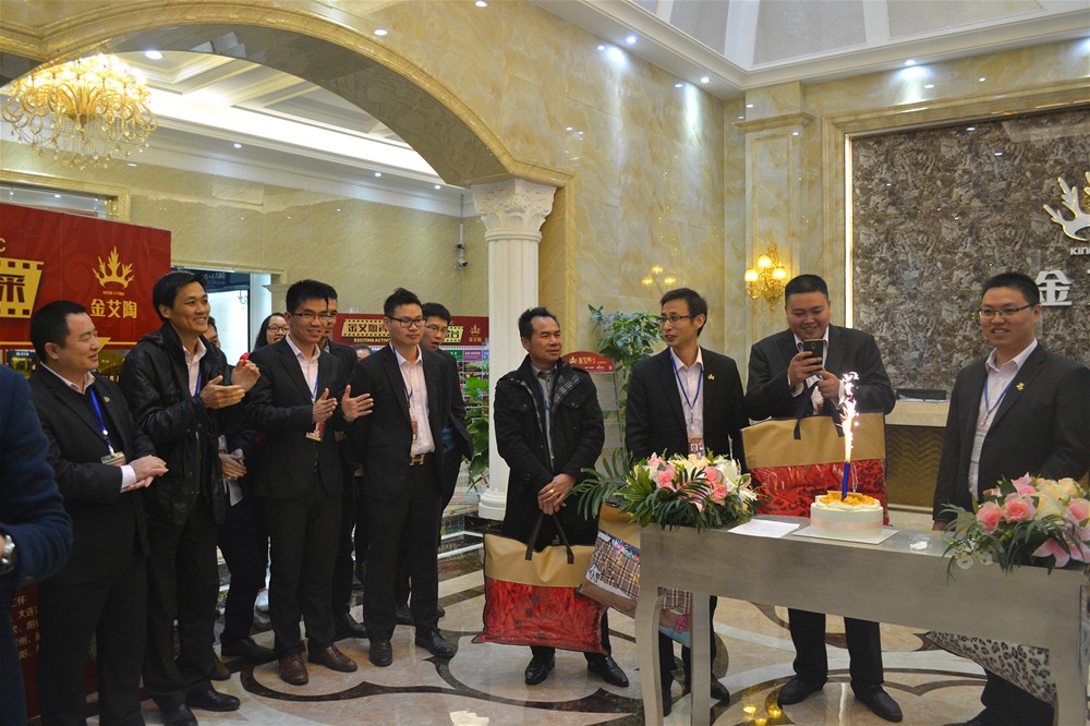 整个Z6官网人齐聚一堂为寿星庆生