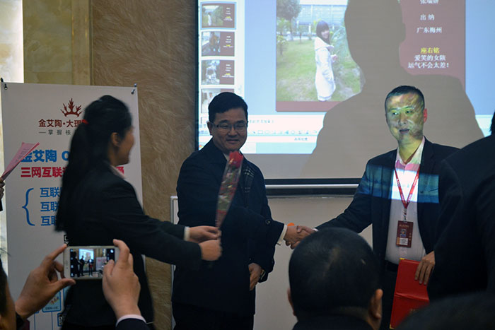 Z6官网瓷砖董事长刘鸿祥为2015年销售冠军（伍立州）颁奖