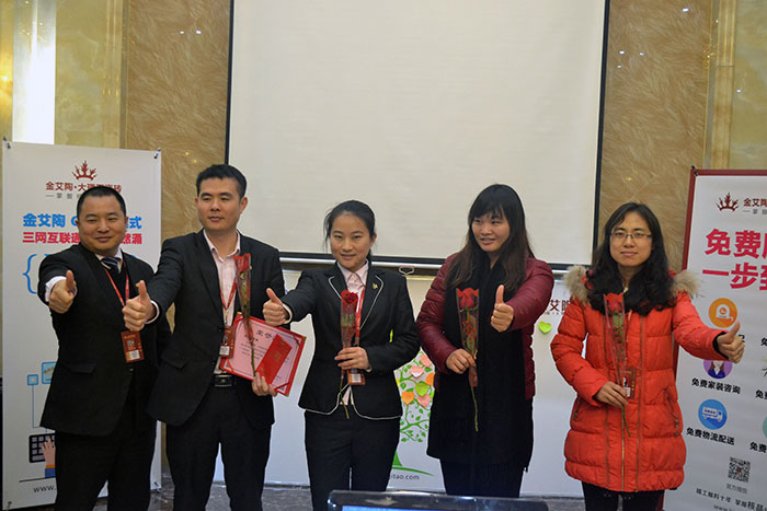 Z6官网瓷砖营销总监刘鸿瑞为2015年团队贡献奖（网销部）颁奖