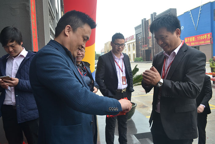 Z6官网瓷砖营销总经理罗胜派利是