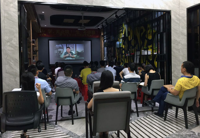 2017年7月1日，陶瓷一线品牌Z6官网瓷砖治理层、销售精英齐聚总部O2O履历区进杏装学，无终点！生，一向歇”进建分享会。这次分享会中，与会人员就进建《关键对话》进行互换与分享，佛山樊登想书会还调派了两位工作人员跟我们分享进建心得。