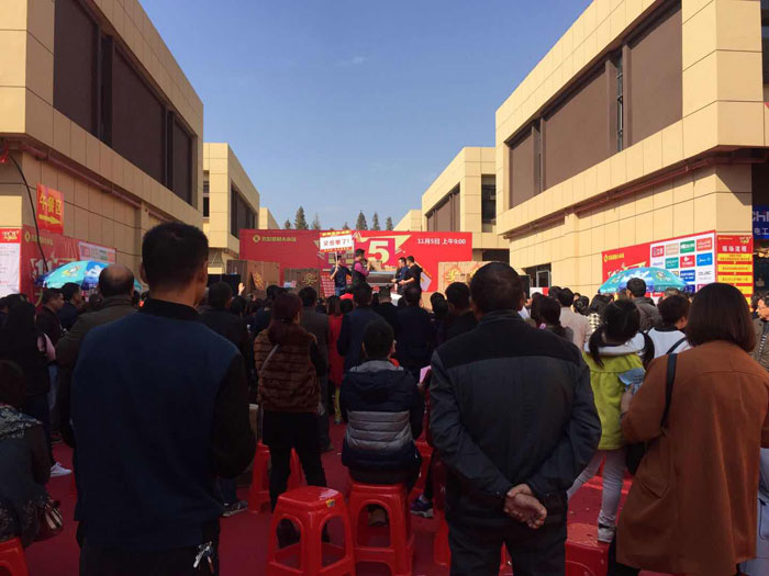 2017年11月5日，百盟荣耀建材大市场邀约30家品牌商家结合进行了本次的家居建材团购会，参与活动的消费者将现场的氛围不休推向热潮，Z6官网瓷砖品牌展位无论人气、销售都获得空前成功，彰显品牌大气风采。