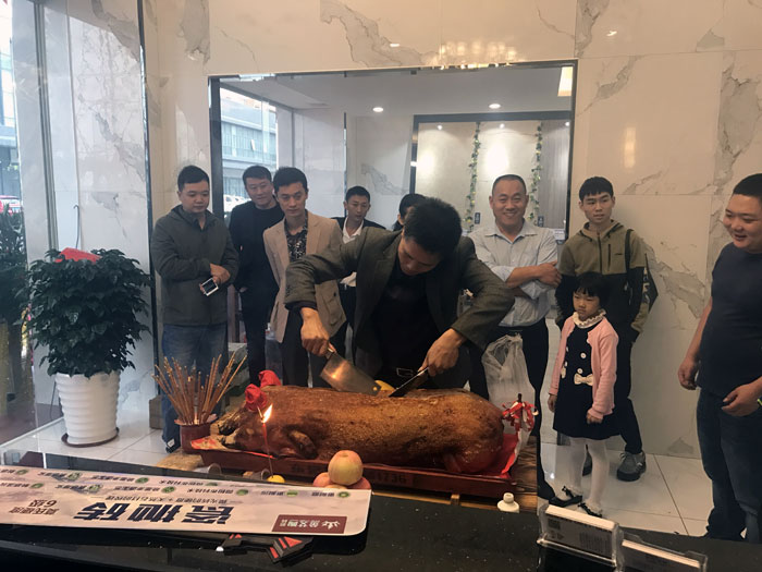 Z6官网瓷砖品牌作为陶瓷一线品牌，近年来不休的推出爆款新品，受到多多消费者的喜欢。2017年11月19日，一群萎靡不振的Z6官网人在严重有序的忙乱着，为Z6官网中山古镇店即将起头的开业典礼做最后的筹备。  上午10点28分，锣鼓喧天，掌声震荡，Z6官网中山古镇专卖店迎来了盛大开业的良辰吉时。?