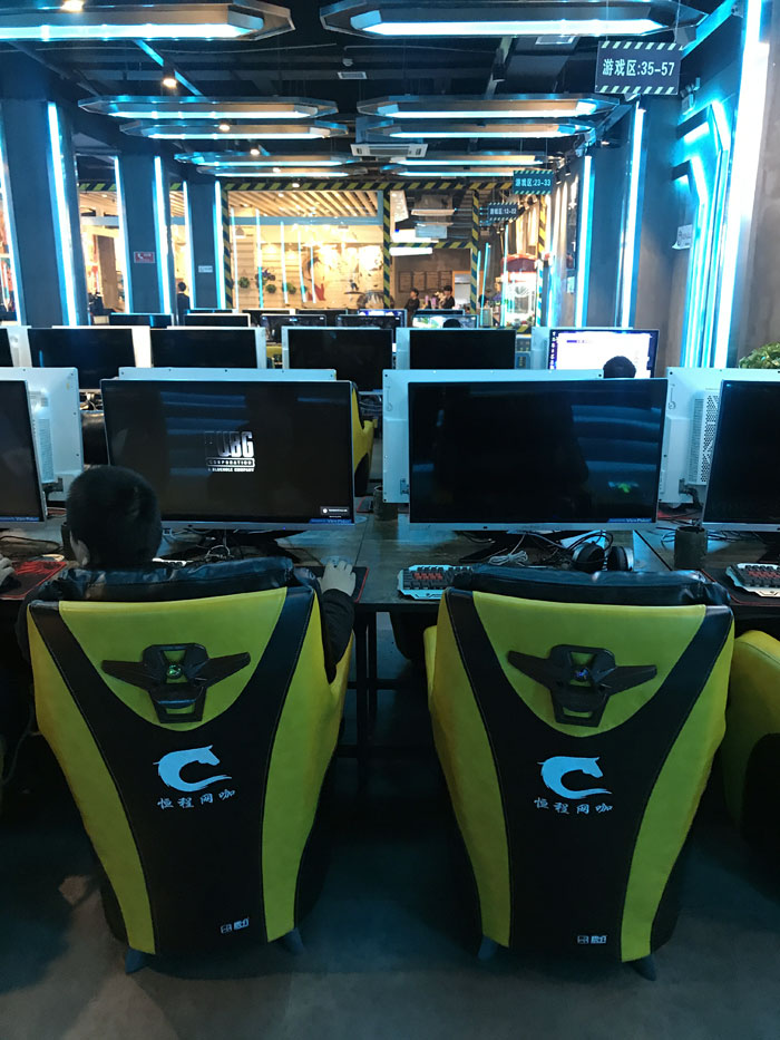 Z6官网现代仿古砖案例:别说了，一路去这个1000方的网咖开黑！