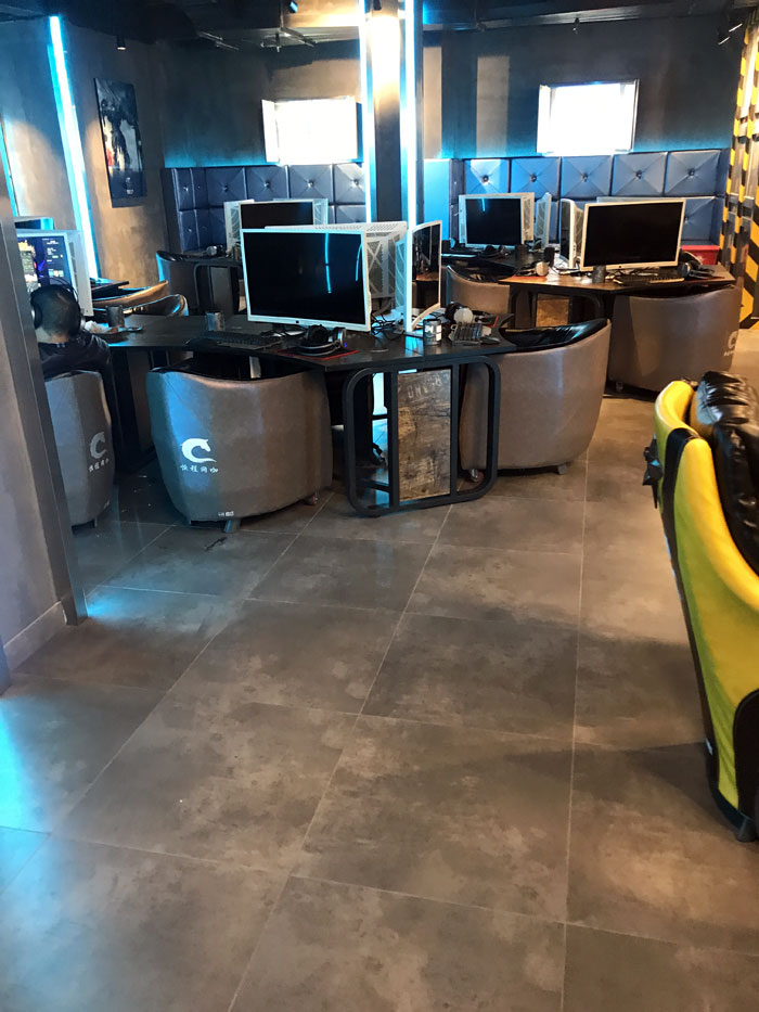 Z6官网现代仿古砖案例:别说了，一路去这个1000方的网咖开黑！