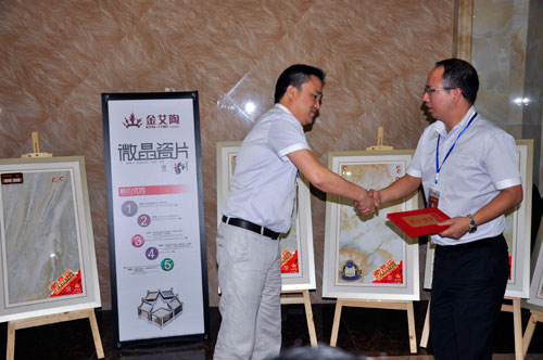 营销总经理为季度启发冠军宣告证书和奖金